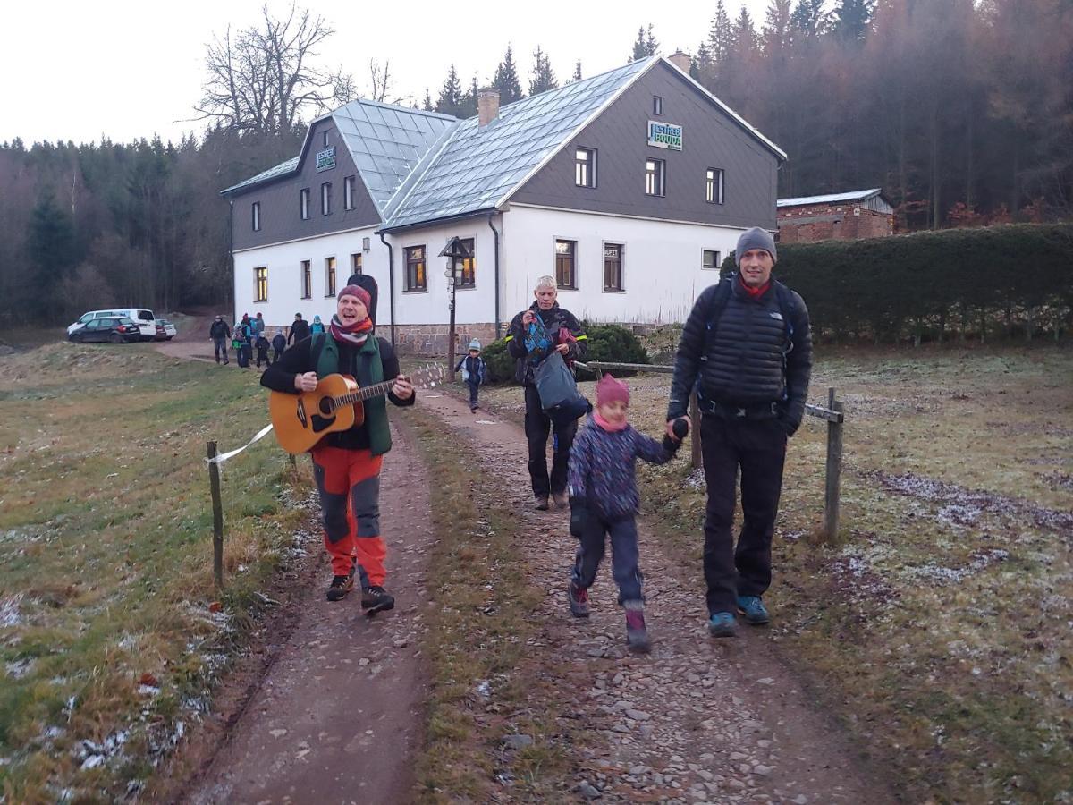 Srub Na Svahu Sjezdovky V Radvanicich Villa Radvanice  Exteriör bild